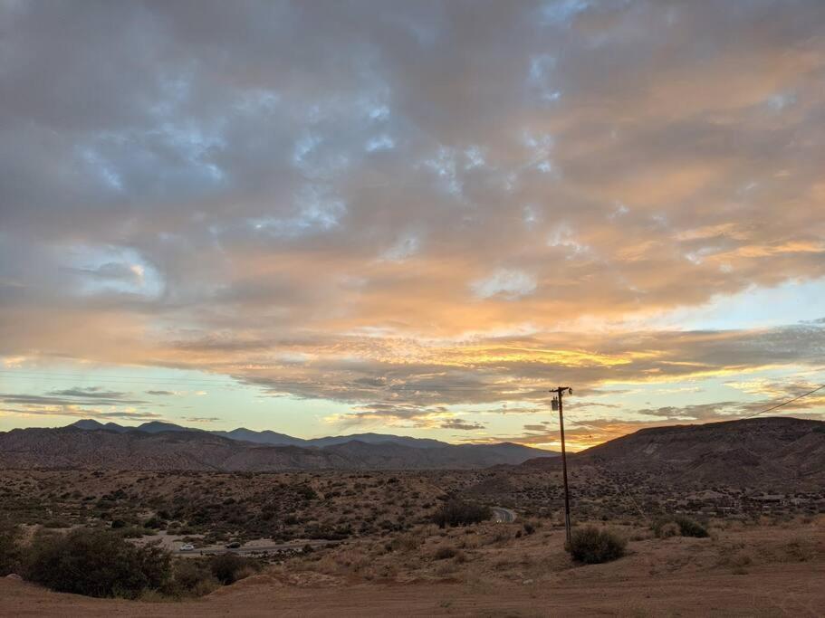 Chasing The Moon: Expansive Tub Views Near Pappy'S Villa Pioneertown Kültér fotó
